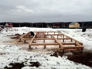 Banja, Projekt „Florida“, Dorf Balabanovo: Fundament und Bodenrahmen