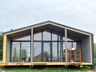 Showroom Barnhouse 76.3 in Kostroma: Verglasung, geschlossene Gebäudehülle