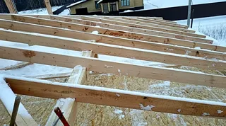 Eingeschossiges Haus nach Projekt „Sabawa“, Dorf Dyakovo: Decke und Dachstuhl