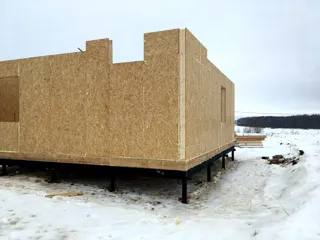 Haus nach individuellem Entwurf, Siedlung Shuvalovo: Wandmontage