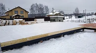 Eingeschossiges Haus nach Projekt „Sabawa“, Dorf Dyakovo: SIP-Paneel-Boden auf Höhe 0