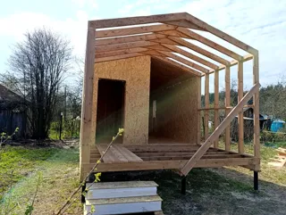 Haus nach individuellem Entwurf, Gartengemeinschaft SNT „Wischenka“: Wandmontage