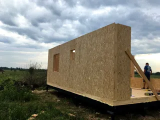 Haus nach Projekt „Jessentuki 8x8“, Siedlung Pervyy: Wandmontage