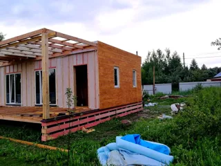 Haus nach Projekt „Mistika - S2.8“, Dorf Kukarino: Terrasse und Eingangsbereich
