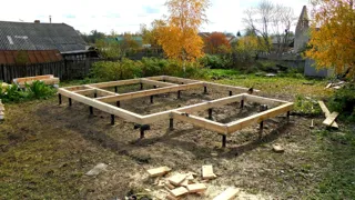 Haus nach Projekt „Solo“, Siedlung Vichuga: Fundament und Grundrahmen