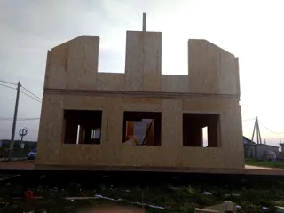 Haus nach individuellem Entwurf, Siedlung Pervyy: Wandmontage