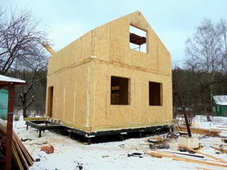 Ferienhaus nach Projekt „Alina“, Rajon Iwanowo: Montage der Wände aus SIP-Paneelen