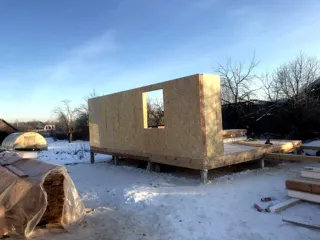 House based on the “Slavyanskiy Skit” design, Kadnikovo village: wall assembly