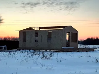 Haus nach Projekt „Barnhouse 33“, Dorf Strelnokovo: Wandmontage