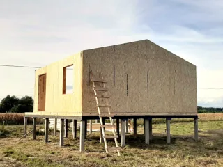 Haus nach individuellem Entwurf, Dorf Turovo: Wandmontage