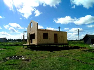 Haus nach Projekt „Ermak“, Siedlung Belavino: Wandmontage