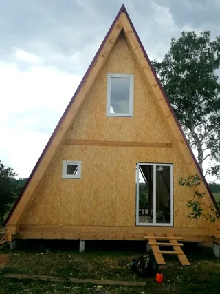 “A-Frame 57” projesine göre ev, Poddubnovo köyü: duvar montajı