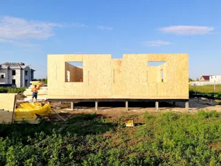 Haus nach individuellem Entwurf, Dorf Kovarditsy: Wandmontage