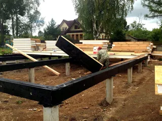 Haus nach individuellem Projekt, Siedlung Borisoglebskiy: Fundament und Grundrahmen