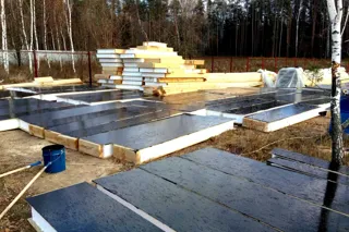 Haus nach Projekt „Slatoust“, Gebiet Moskau: Fundament und Grundrahmen