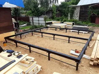 Özel projeye göre ev, Kostroma: temel ve alt bağlama kirişi