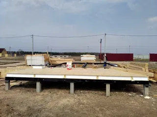 Haus nach Projekt „Mistika - K2.5“, Dorf Zdekhovo: Fundament und Grundrahmen
