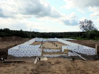 Haus nach Projekt „Barskoe pomeste“, Gebiet Kostroma: Fundament und Grundrahmen