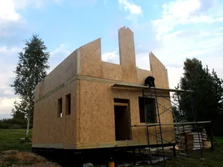 Haus nach Projekt „Metschta pl.4“, Dorf Bychikha: Wandmontage