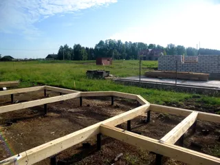 Haus nach Projekt „Bayern 193.54“, Pereslavl-Zalesskiy: Fundament und Grundrahmen