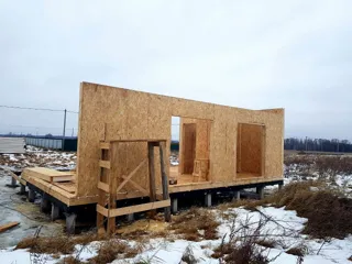 Haus nach Projekt „Mistika-S 2.8“, Region Jaroslawl: Boden und Wände aus SIP-Paneelen