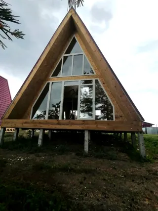 “A-Frame 57” projesine göre ev, Poddubnovo köyü: duvar montajı