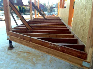 Haus nach individuellem Entwurf, Strunino: Terrasse und Eingangsbereich