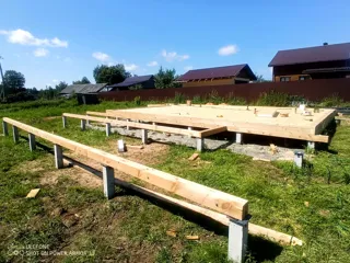 Haus nach individuellem Projekt, Dorf Aprakisino: Fundament und Grundrahmen