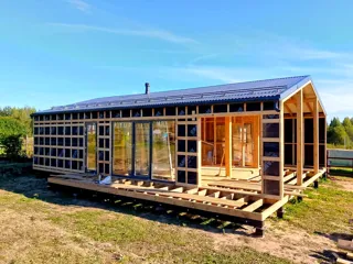 Showroom Barnhouse 76.3 in Kostroma: Dach und Fassadenprofil