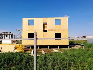 Haus nach individuellem Entwurf, Dorf Kovarditsy: zweites Obergeschoss und Dachgeschoss