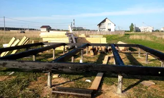 Haus nach Projekt „Radoniza“, Dorf Kalacheva: Fundament und Grundrahmen