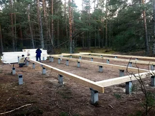 “Barnhouse 110” projesine göre ev, Vidogoshchi köyü: temel ve alt bağlama kirişi