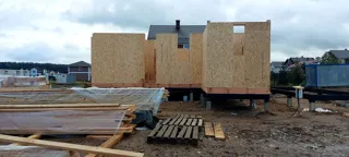 Haus nach individuellem Entwurf, Siedlung Severnyy: Wandmontage
