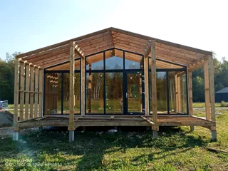 Haus nach Projekt „Barnhouse 65“, Dorf Kryukovo: Terrasse und Eingangsbereich