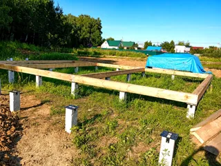 Haus nach individuellem Projekt, Chekhov: Fundament und Grundrahmen