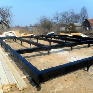 Haus nach Projekt „Radoniza“, Region Kaluga: Fundament und Grundrahmen