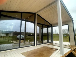 Haus nach Projekt „Barnhouse 45“, Gebiet Iwanowo: Terrasse und Eingangsbereich