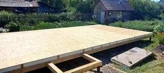 Custom-design house, Rodniki: SIP panel floor at elevation 0