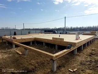 Haus nach individuellem Entwurf, Dorf Zavrazhe: Boden aus SIP-Paneelen auf Höhe 0