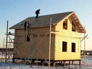 Haus nach Projekt „Metschta pl.4“, Siedlung Pervyy: Dach
