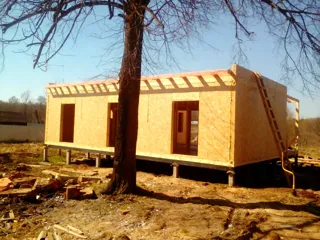 Haus nach Projekt „Mistika - E2.8“, Dorf Kurdumovo: Wandmontage