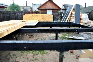 Haus nach individuellem Projekt, Siedlung Pestyaki: Fundament und Grundrahmen