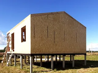 Haus nach individuellem Entwurf, Dorf Turovo: Wandmontage