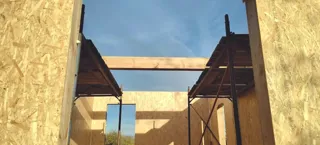 Дачный дом из SIP-панелей, Иваново: стены первого этажа изнутри