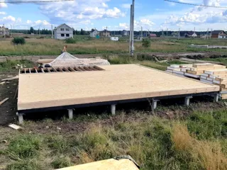 Haus nach individuellem Entwurf, Kostroma: Boden aus SIP-Paneelen auf Höhe 0
