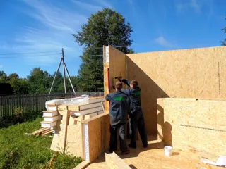 Haus nach Projekt „Radoniza“, Dorf Kryukovo: Wandmontage