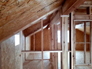 House built to a custom design, Ishnya settlement: interior partitions