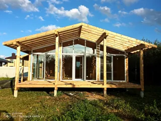 Haus nach individuellem Entwurf, Dorf Konokhovo: Terrasse und Eingangsbereich