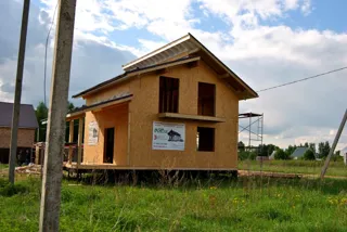 Haus nach Projekt „Fantasija“, Siedlung Plotina: Wandmontage