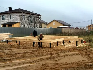 Haus nach individuellem Projekt, Siedlung Pervyy: Fundament und Grundrahmen